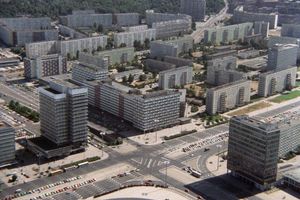 Filmstill zu "Berlin - Bauplatz der Jugend"