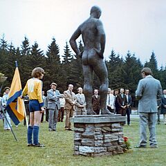 Filmstill zu "Der nackte Mann auf dem Sportplatz"