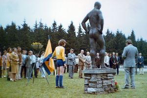 Film still for "Der nackte Mann auf dem Sportplatz"