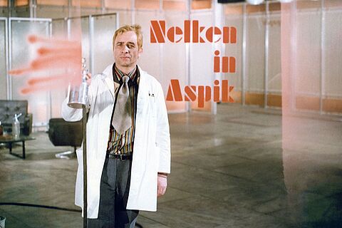 Filmstill zu "Nelken in Aspik"