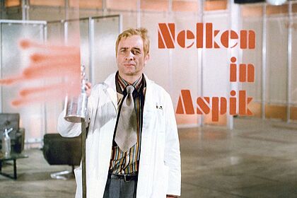Filmstill zu "Nelken in Aspik"