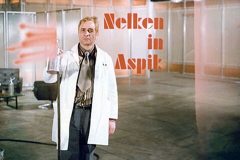 Filmstill zu "Nelken in Aspik"