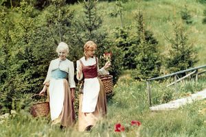 Film still for "Schneeweißchen und Rosenrot"