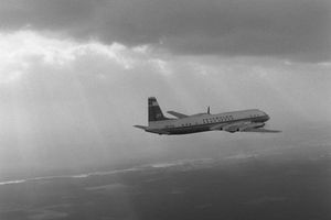 Film still for "Mit beiden Beinen im Himmel - Begegnung mit einem Flugkapitän"