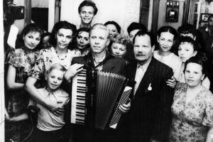 Film still for "Der Mann mit dem Akkordeon"