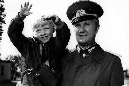 DER KLEINE KOMMANDEUR Film still for "Der kleine Kommandeur"