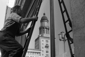 Filmstill zu "Die Fensterputzerserenade"