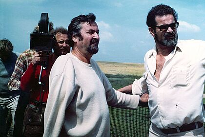 Filmstill zu "Der nackte Mann auf dem Sportplatz"