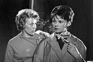 Film still for "Das Film-Magazin Nr. 3 - Der Kuss"