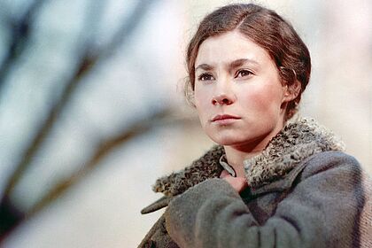 DIE FRAU UND DER FREMDE Filmstill zu "Die Frau und der Fremde"