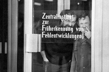Filmstill zu "Nelken in Aspik"