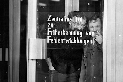 Filmstill zu "Nelken in Aspik"