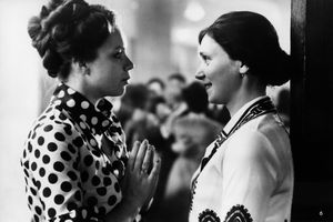 Filmstill zu "Zum ersten Mal verheiratet"