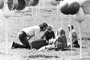 Filmstill zu "Willi, Wally, Werner und das Schweinchen Wurstel fahren zu den Weltfestspielen"