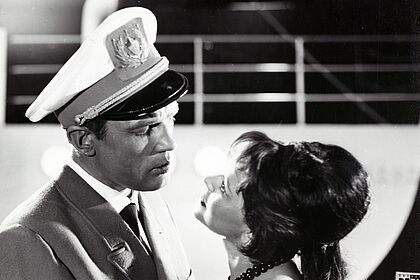 Film still for "Das Film-Magazin Nr. 3 - Der Kuss"
