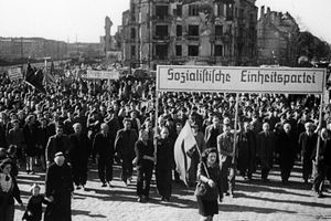 Film still for "Du und mancher Kamerad"