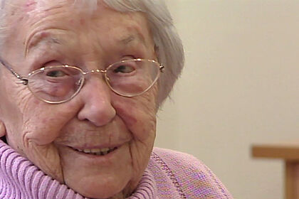 Filmstill zu "Zeitzeugengespräch: Elfriede Brüning"