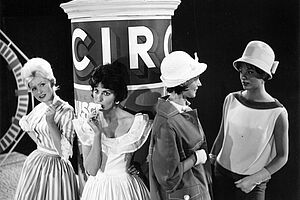 Filmstill zu "Das Film-Magazin Nr. 2 - Kleider machen Laune"