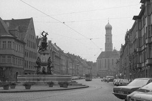 Filmstill zu "Die Pflaumenbäume sind wohl abgehauen..."